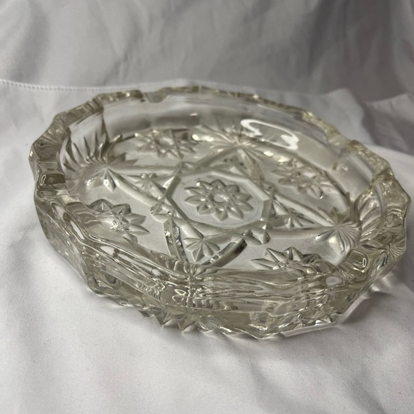 Elegant Clear Glass Ash tray - Picture 4 of 4